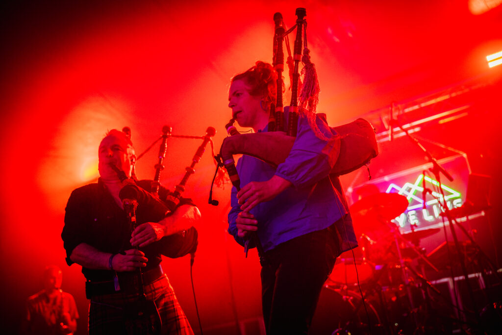 📸 Tim Craig 🪈 Peatbog Faeries 📍 Skye Live Festival, Portree